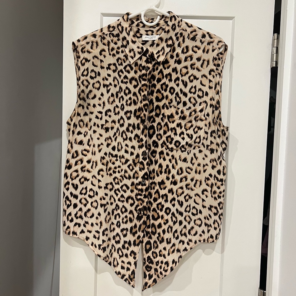 Equipment silk sleeveless button down in leopard L Tie front